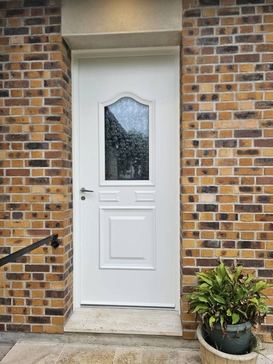 Pose  d'une porte  d'entrée en aluminium rénovation  d'une  maison